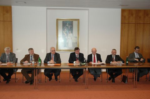 Le ministre de l'Intérieur et de l'Aménagement du territoire, Jean-Marie Halsdorf, et les bourgmestres des communes de la vallée de l'Alzette lors de la signature
