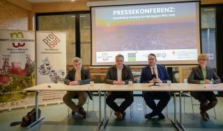 de la gauche vers la droite : Dr. Jürgen Junk, chercheur au Luxembourg Institute of Science and Technology (LIST); Claude Meisch, ministre du Logement et de l’Aménagement du territoire ; Christian Weis, président du Syndicat intercommunal PRO-SUD ; Gaëlle Tavernier, manager général du Syndicat intercommunal PRO-SUD