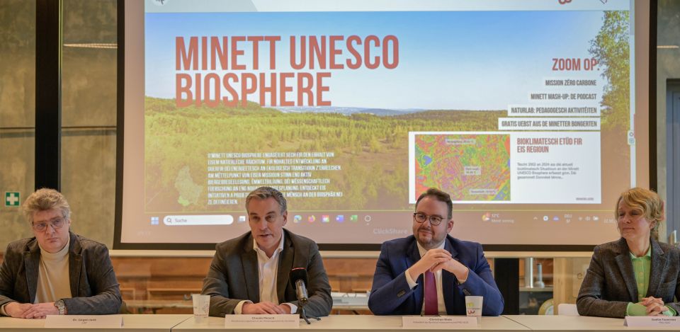 de la gauche vers la droite : Dr. Jürgen Junk, chercheur au Luxembourg Institute of Science and Technology (LIST); Claude Meisch, ministre du Logement et de l’Aménagement du territoire ; Christian Weis, président du Syndicat intercommunal PRO-SUD ; Gaëlle Tavernier, manager général du Syndicat intercommunal PRO-SUD 