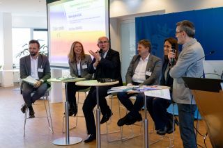 Table ronde n.2, de gauche à droite : Aurélien Biscaut, MOT, Sabine Francois, Directrice générale adjointe en charge des transitions au Conseil Régional Grand Est, Philippe Deschamps, Sous-préfet de Thionville, Matthieu Baradel, Responsable de la Direction du Projet d'agglomération Grand Genève - Etat de Genève, Marie-Josée Vidal, Premier Conseiller de Gouvernement – Chef de cabinet, Département de l’Aménagement du Territoire